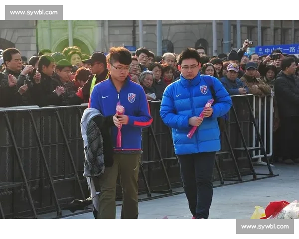 川超星光寄哀思:球迷亮灯送别小球迷林子金 川超星光寄哀思:球迷亮灯送别小球迷林子金